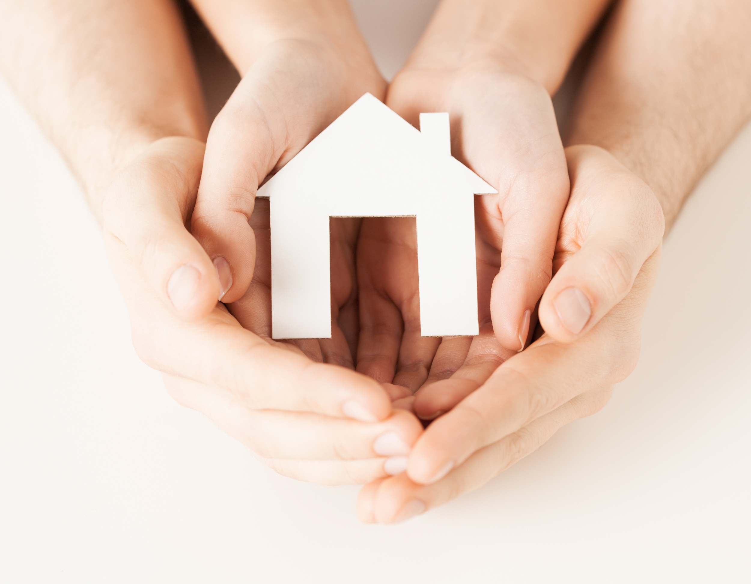 Depositphotos_25149693_xl-2015 Woman and hands with paper